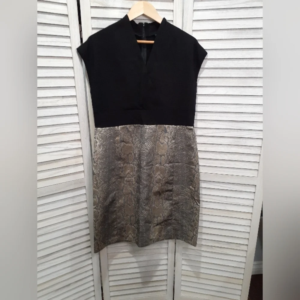 Isda and Co Two Tone Black and Snake Print Sleeve less V-Neck Midi Dress - Picture 1 of 7